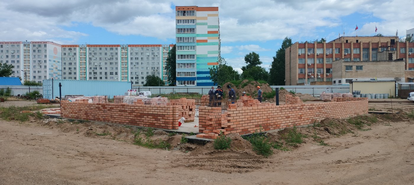 Первый ряд кирпичных стен