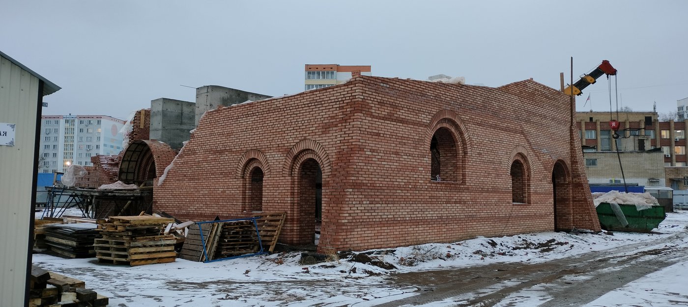 Стены в полный рост, арочные окна